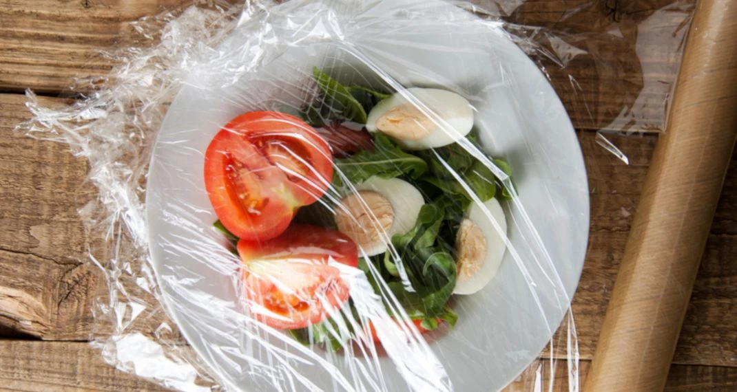 Το απίθανο τρικ που κάνει την πλαστική μεμβράνη να μην κολλάει – Δεν θα σου ξαναδυσκολέψει τη ζωή